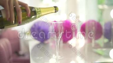 在五颜六色的背景下，用银色纸屑将生日庆典香槟汽酒倒入小酒杯中